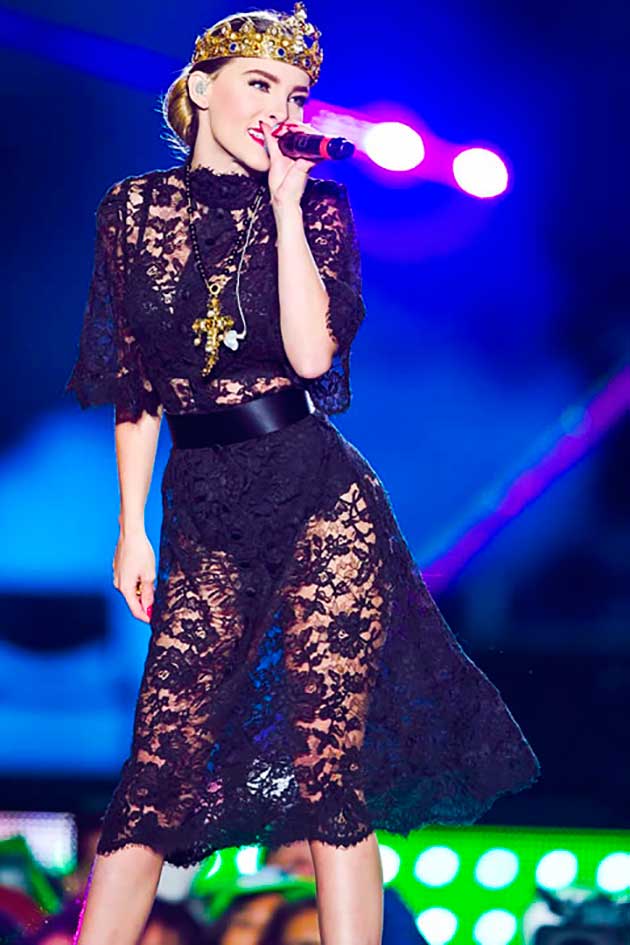 belinda-sexy-concierto-premios-telehit