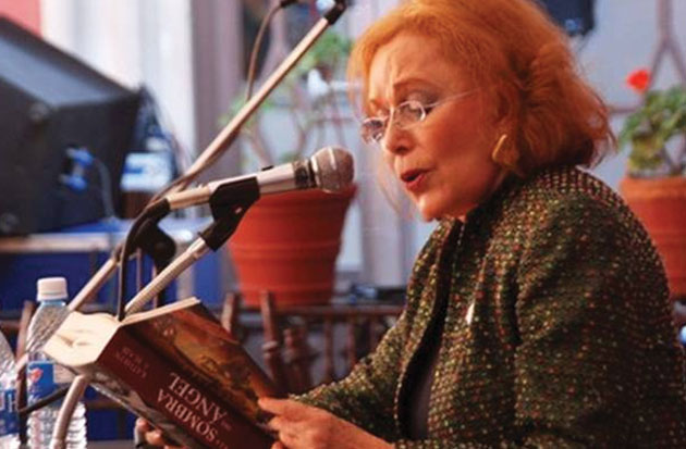 Irma Lozano leyendo