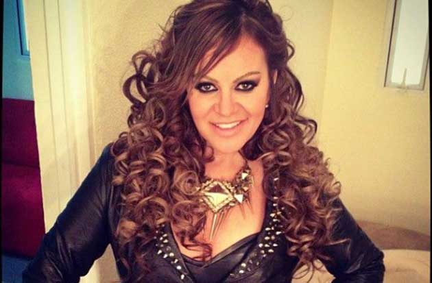 jenni-rivera-dos-botellas-de-mezcal