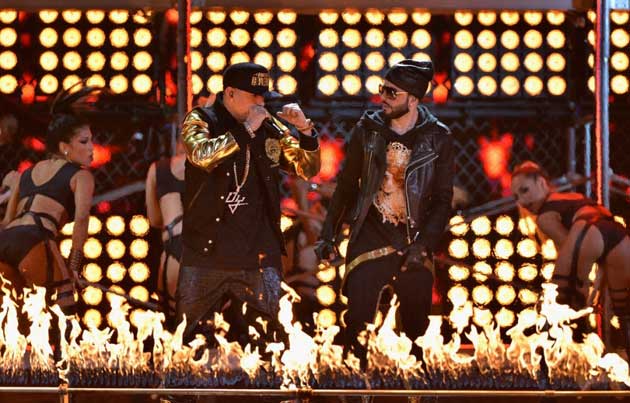 yandel-daddy-yankee-premios-lo-nuestro-caderas