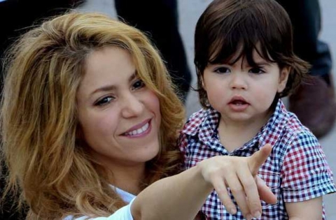 Shakira quiere adoptar a dos niños